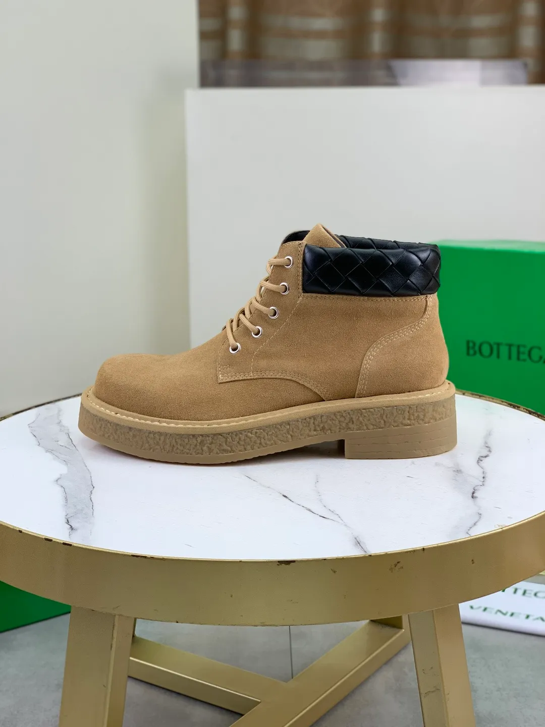Men's men's shoes 💰P740 New model 💰 Top quality (beef tendon outsole series) 💎💎💎 BOTTEGA VENETA official website synchronizes the latest model, top version of the market's highest version of BV business leather shoes, accept material comparison, shoe type comparison, process comparison, practical and texture, versatile, suitable for any occasion, the more you look at it, the more flavorful it becomes. Pure hand-woven craftsmanship - upper material, imported original hand-woven calfskin - high-quality water-dyed sheepskin lining - original private model customized beef tendon outsole -Size: female 35-39 (34 40 customized) male 39-44 (38 45 customized) Comes with original BV green box, complete packaging.